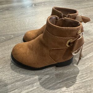 Michael Kors Tan Kids Boots with Bow Detail size 5